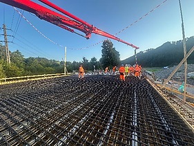 Schöne Perspektive über die gesamte Baustelle mit Mitarbeitern im Hintergrund