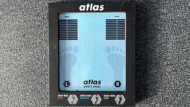 Gerät zur Fussanalyse für individuell angepasste Sicherheitsschuhe.