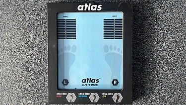 Gerät zur Fussanalyse für individuell angepasste Sicherheitsschuhe.