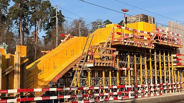 Aufnahme der Baustelle eines Treppenaufganges mit den gut sichtbaren Schalungselementen