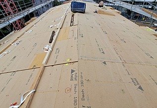 Foto von umgebautes Bauernhaus mit Holzverkleidung in dunkelrot