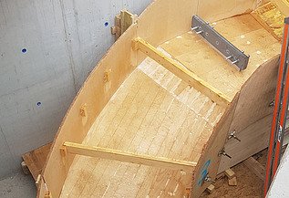 Elegante Perspektive der Treppenschalung auf der Baustelle