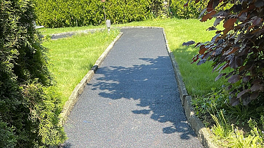 Zwei grosse Hebevorrichtungen auf einer STRABAG-Baustelle. Im Hintergrund sind Bauarbeiter:innen und ein Kran zu sehen.