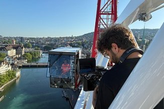 Kameramann filmt den Kranführer mit atemberaubendem Blick auf die Innenstadt von Zürich