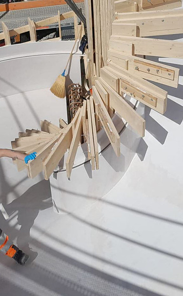 Aussentreppe als Zugang zur oberen Freifläche. Die Treppenschalung wurde im Werk als einzelne Elemente vorgefertigt und vor Ort montiert.