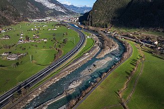 Renaturierung Reuss in Erstfeld - © Marc Risi Drohnenbild von der Reuss in Erstfeld mit Bergen im Hintergrund