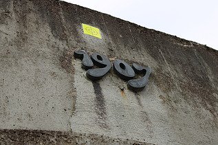 1907 - Aufschrift an einem alten Gebäudeteil des bestehenden Wasserreservoir Kopfholz in Rüschlikon 