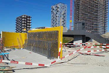 Baustelle am Bahnhof Stettbach in Zürich, im Hintergrund Hochhäuser in Dübendorf