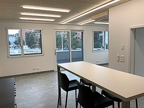 Foto von Innenräumen des neuen Waaghauses mit Tisch und Stühlen