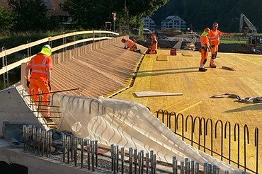 Aufnahme tief über die Baustelle mit den Schalungselementen und Mitarbeitern