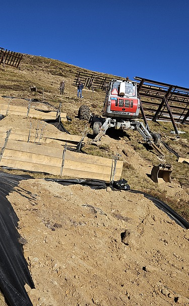 Bauarbeiten in Sedrun - Ingenieurbau STRABAG Foto von Kran an einem Abhang