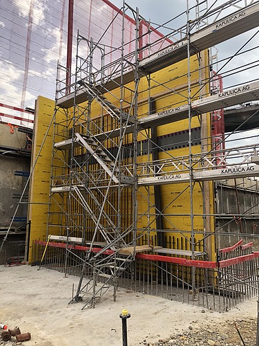 Foto von Arbeiten an einer gelben Holzschalung für Betonwände