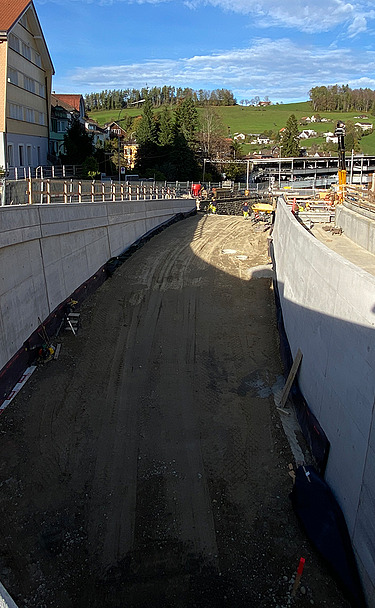 Elegant geschwungene Betonmauer in Herisau nach Fertigstellung
