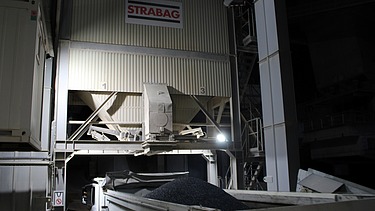 Mit Asphalt beladener Lastwagen.