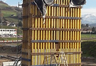 Zwei ikonisch geformte Stützenschalungen auf der Baustelle