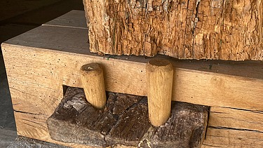 Eine verbindende Konstruktion aus altem und neuem Holz 