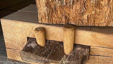Eine verbindende Konstruktion aus altem und neuem Holz 