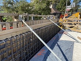 Foto von Überbauung der Kreuzung und Brücke mit Schalung