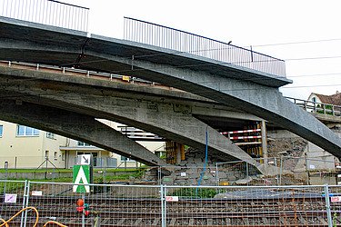 Hinten die denkmalgeschützte Hirschenbrücke, vorne die neue Hirschenbrücke für den Langsmverkehr Hinten die denkmalgeschützte Hirschenbrücke, vorne die neue Hirschenbrücke für den Langsmverkehr
