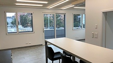 Foto von Innenräumen des neuen Waaghauses mit Tisch und Stühlen