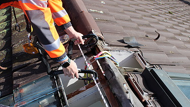 2 Sicherungskarabiner zur Fortbewegung an einem Führungsseil werden von zwei Händen gehalten. 