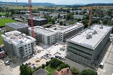 Foto von Rohbau der Wohnüberbauung mit Baustellengerüst