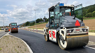 Foto von fertig asphaltierter Strasse in schwarz durch STRABAG Strassenabu