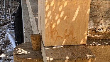 Eine verbindende Konstruktion aus altem und neuem Holz 