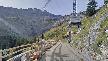 Elegante Perspektive entlang der Baustelle mit Kran als dominierendes Eelement