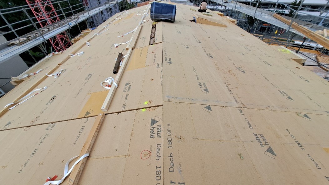 Foto von umgebautes Bauernhaus mit Holzverkleidung in dunkelrot