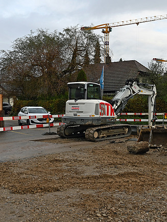Weisser Bagger in Aktion