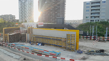 Baustelle am Bahnhof Stettbach in Zürich, im Hintergrund Hochhäuser in Dübendorf