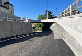 Foto von fertiger Überbauung der Kreuzung und Brücke