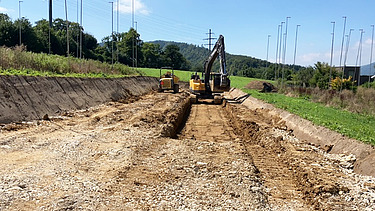 Foto von Aushub für Panoramastrasse zwei STRABAG Bagger