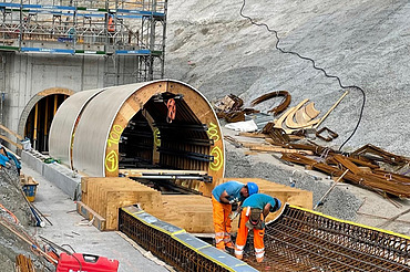 Fertige Schalungselemente in Serie auf der Baustelle