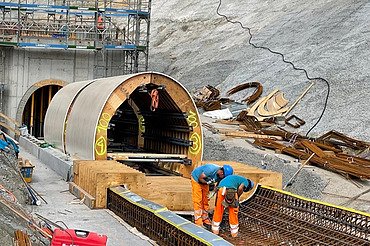 Fertige Schalungselemente in Serie auf der Baustelle