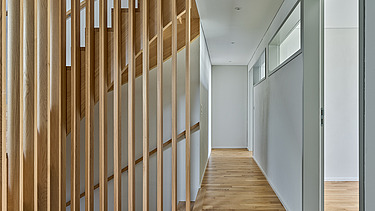 Foto von Holzboden und Holztreppe 