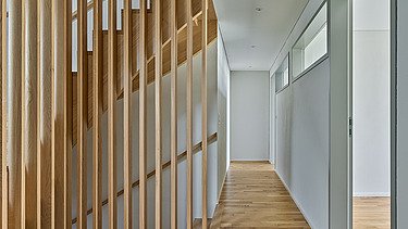 Foto von Holzboden und Holztreppe 