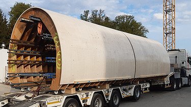 Schalungselemente auf dem Transport