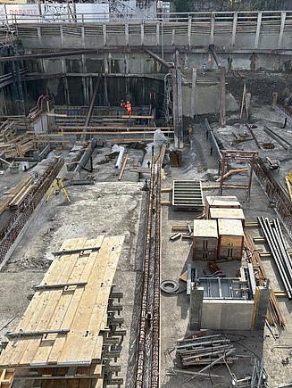 Überblick über die Baugrube, es sind bereits die Armierungen zu erkennen, der Rohbau nimmt Gestalt an