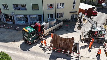 Der Bohrer wird in die Bohrlochverkleidung eingeführt.