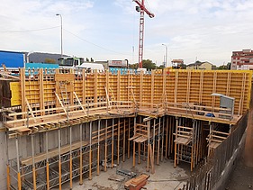 Foto vom Transport der Wandschalungselemente auf einem Anhänger