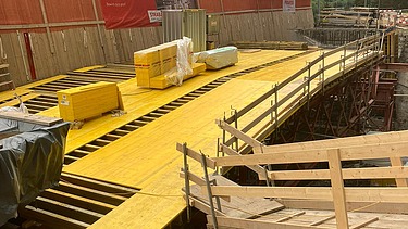 Foto von gelber Brückenschalung