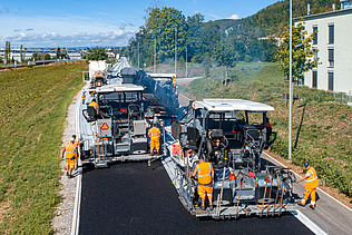 Zwei parallel laufende Fertiger beim Asphalteinbau