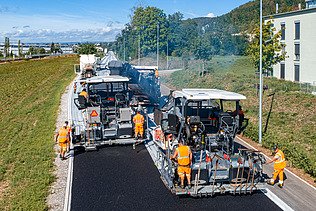 Zwei parallel laufende Fertiger beim Asphalteinbau