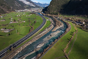 Renaturierung in Erstfeld - STRABAG Ingenieurbau Drohnenaufnahme von Reuss mit Bergen im Hintergrund