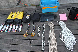 Sicherheitsmaterial ausgelegt für Dokumentation. Viele Seile unterschiedlicher Farben liegen auf einem Holzsteg.