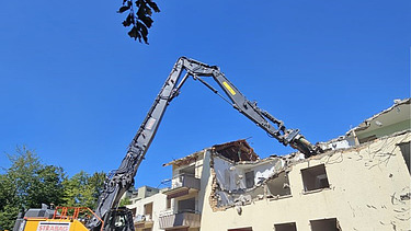 Foto von Bagger beim Abriss von einem Hause