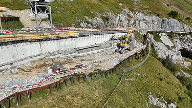 Spannende Perspektive mit Strasse, Kran und Stützmauer