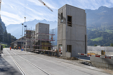 STRABAG - Mitarbeiter arbeiten im Ingenieurbau an Betonbauwerken mit Gerüsten in einer Bergregion.